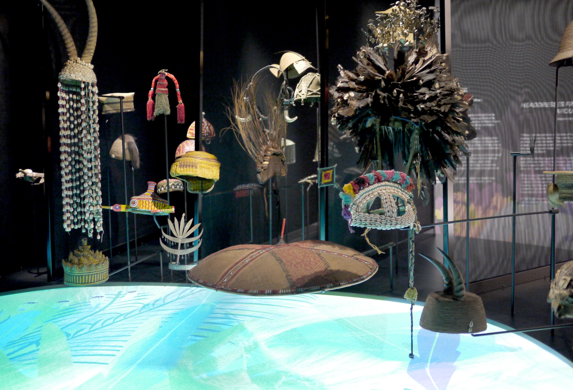 studio-weg-le-monde-en-tete_graphisme_exposition_musee_confluences_studio_weg_18.jpg